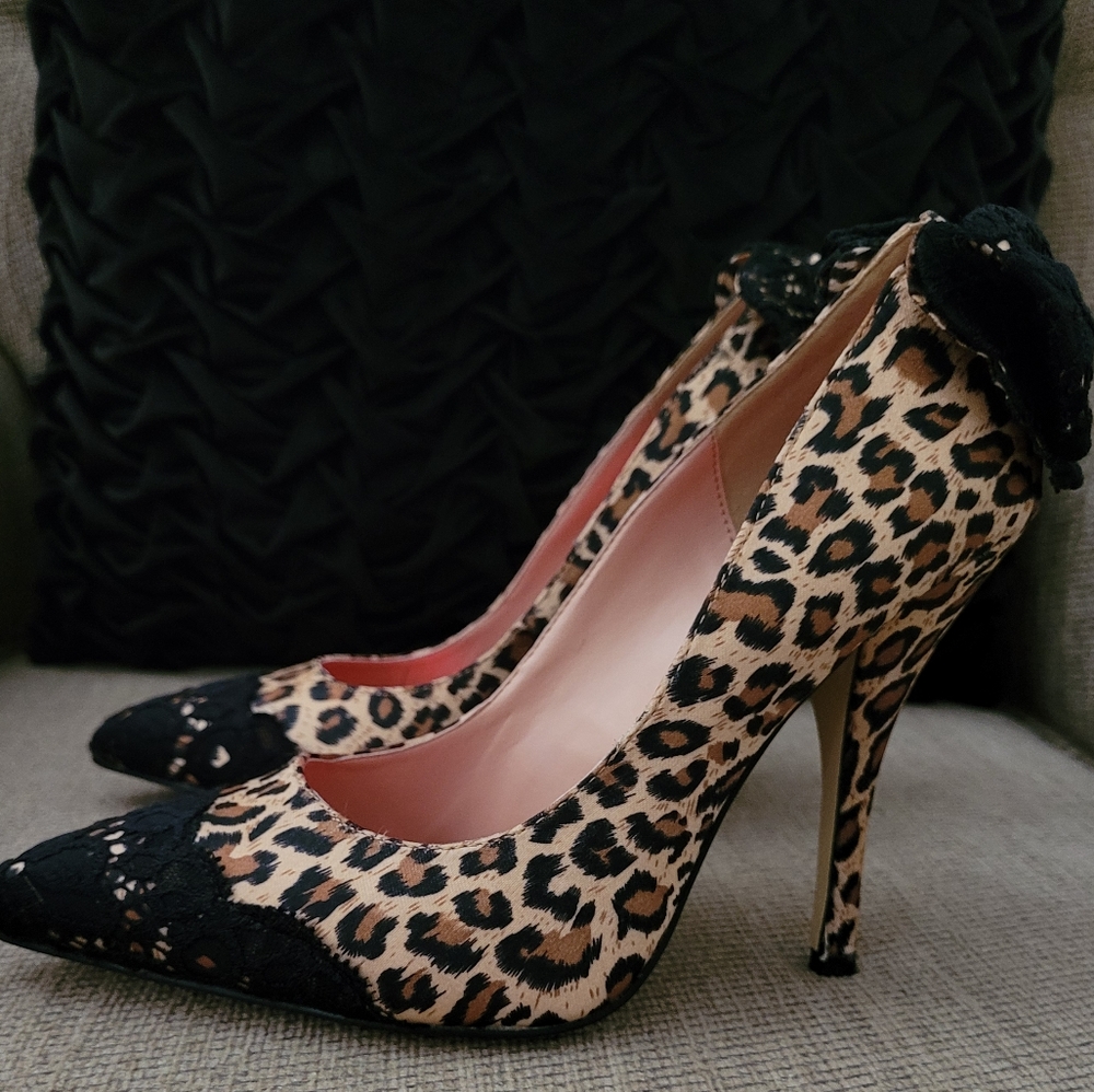 FREDERICK'S OF HOLLYWOOD LEOPARD PRINT LACE DETAIL PUMP - Picture 8 of 12